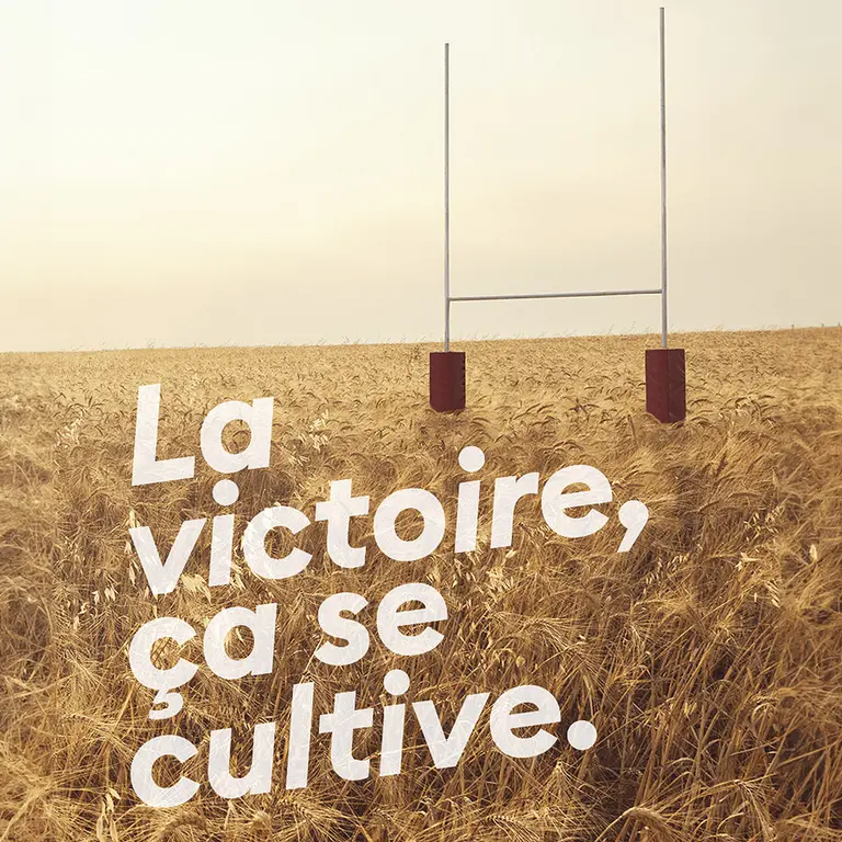 Vignette de la publicité, la victoire ça se cultive avec un but de rudby dans un champ de blé à l'heure du couché de soleil