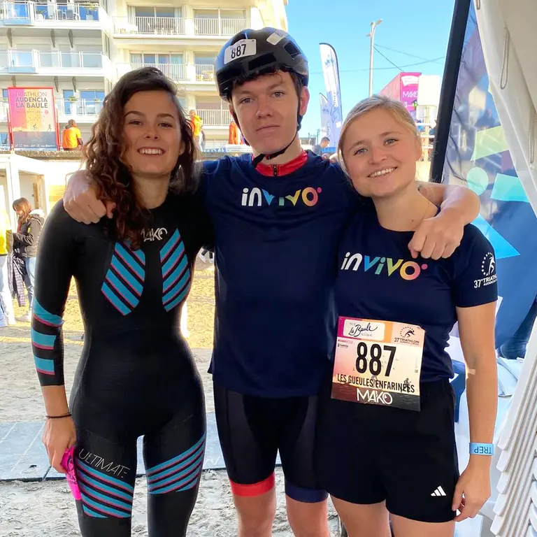 Photo de trois collaborateurs du groupe InVivo en tenue de sport